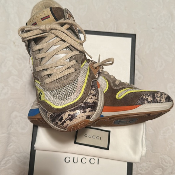 Gucci Shoes I bought in Outlets Toscana,Italy diferentes color green , yellow , - Picture 2 of 3